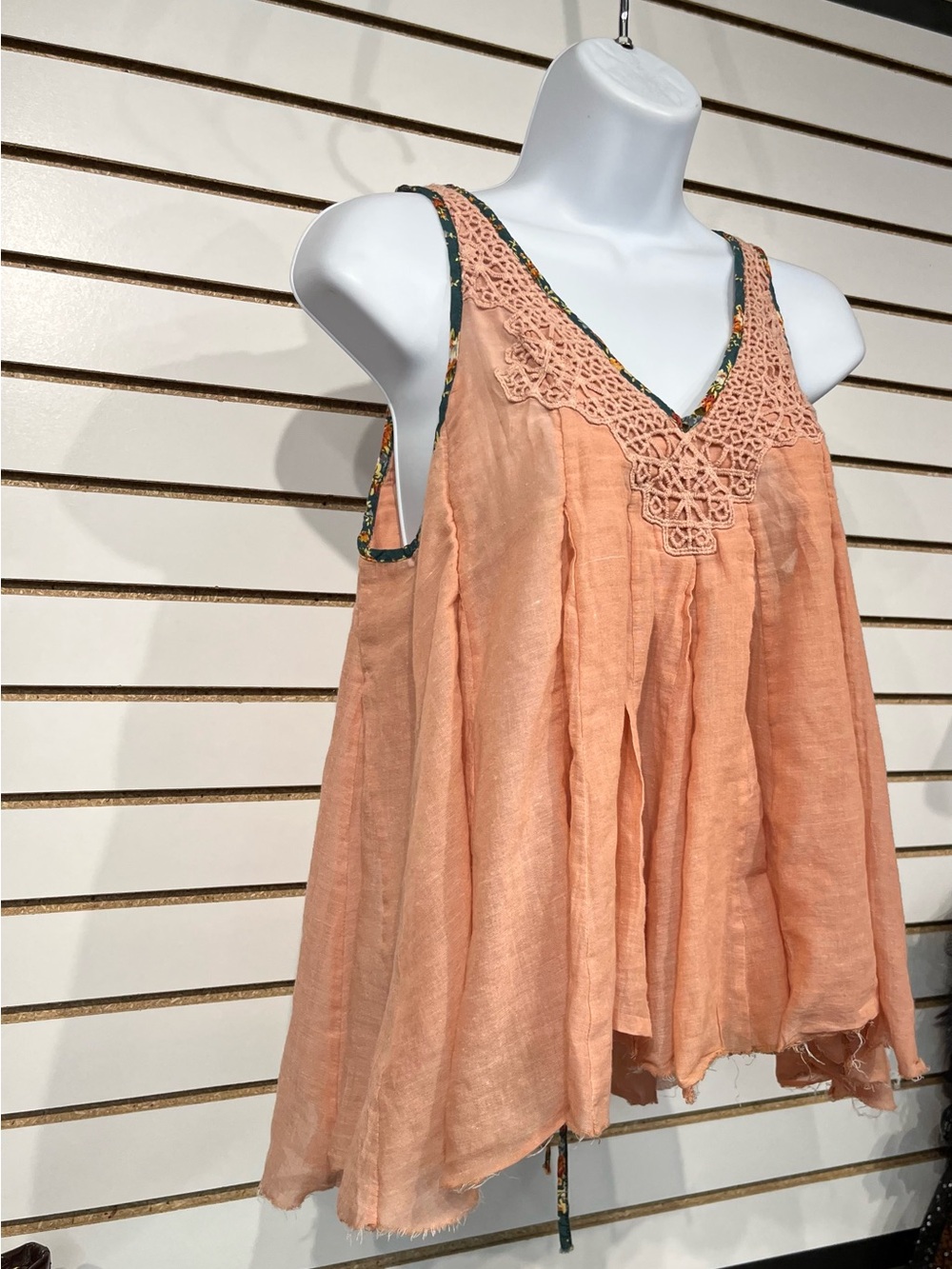 Gimmicks by BKE flowy tank blouse size medium - Picture 3 of 8
